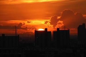 luminosa d'oro nuvoloso cielo nel tramonto sfondo nel città edificio cittadina foto