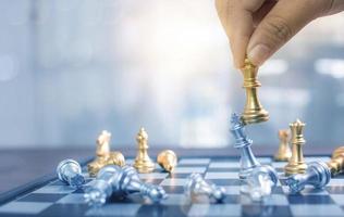 Close-up mano giocando a scacchi, strategia e pianificazione del concetto di business