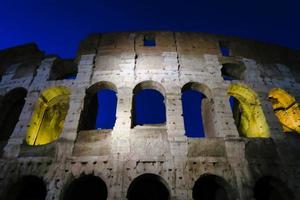 il colosseo nel Roma a notte foto