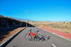 rosso bicicletta su il strada foto