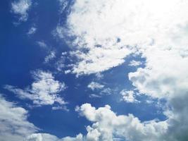 cielo blu e priorità bassa chiara della natura della nuvola bianca foto