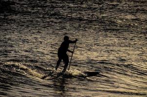 paddling nel il oceano foto