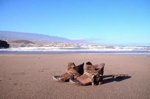 stivali su il spiaggia foto