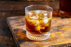 bicchiere di whisky su legno