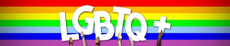 LGBTQ bandiera - umano mani Tenere colorato lettere foto