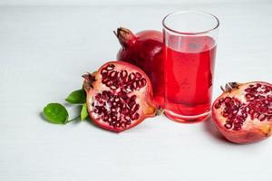 frutta e succo di melograno foto