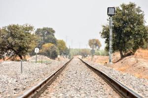 treno brani al di sopra di ghiaia foto