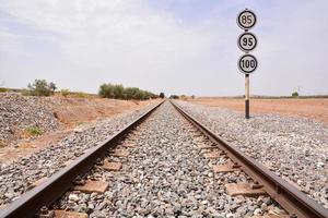 treno brani al di sopra di ghiaia foto