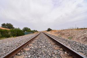 treno brani al di sopra di ghiaia foto