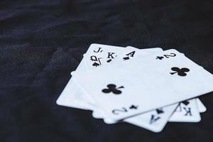 carte da gioco su uno sfondo di panno nero foto