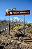 cartello su il strada foto