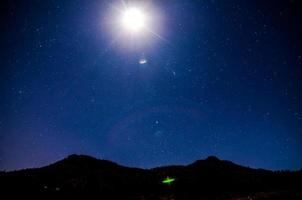 bellissimo notte cielo al di sopra di montagne foto