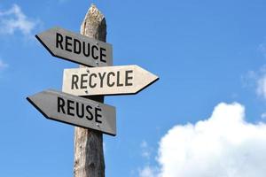 ridurre, riciclare, riutilizzo - di legno cartello stradale con tre frecce foto