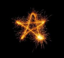 stella fatto con sparklers pronto per il tuo iscrizioni su nero sfondo foto