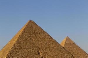 grande piramide di Giza e piramide di khafre contro blu cielo foto