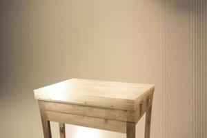 di legno tavolo su leggero Marrone sfondo, podio per Prodotto Schermo foto