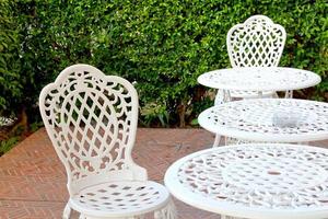 bianca sedie e tavolo nel prato di giardino foto