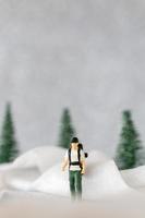 miniatura persone zaino in spalla viaggio nel inverno tempo foto