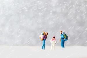 miniatura persone contento famiglia viaggio nel inverno tempo foto