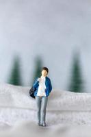 miniatura persone donna viaggio nel inverno tempo foto