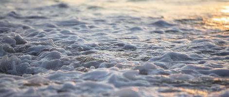 bellissimo onda con schiuma nel il sera mare. foto