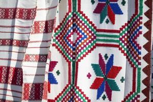 slavo ricamato asciugamani. nazionale ucraino o bielorusso etnico modelli su il tessuto. foto