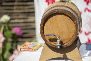 di legno barile con un' rubinetto su un' sfocato sfondo. foto