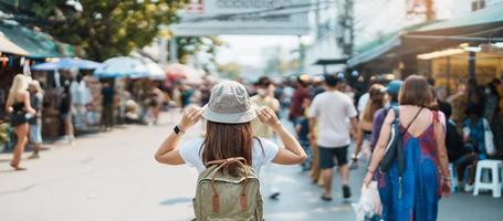 donna viaggiatore visitare nel bangkok, turista con zaino e cappello giro turistico nel chatuchak fine settimana mercato, punto di riferimento e popolare attrazioni nel bangkok, Tailandia. viaggio nel sud-est Asia concetto foto