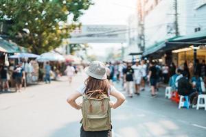 donna viaggiatore visitare nel bangkok, turista con zaino e cappello giro turistico nel chatuchak fine settimana mercato, punto di riferimento e popolare attrazioni nel bangkok, Tailandia. viaggio nel sud-est Asia concetto foto