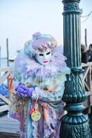 non identificato persone indossare carnevale maschere a il Venezia carnevale nel Venezia, Italia, circa febbraio 2022 foto
