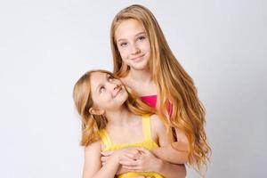 adolescenti e amicizia concetto contento sorridente carino ragazze sorelle adolescenti foto