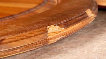 restauro di porte danneggiate, scheggiatura su un prodotto in legno