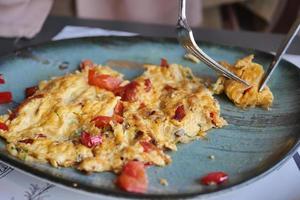 donne mangiare pianura uovo frittata foto