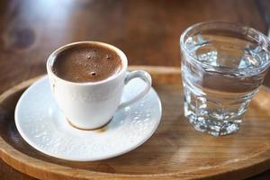 un' tazza di Turco caffè su tavolo all'aperto foto