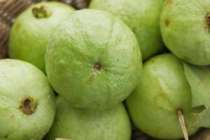 primo piano di fetta di guava sul tavolo foto