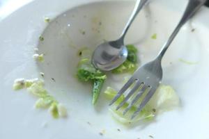 piatto vuoto dopo aver mangiato sul tavolo foto