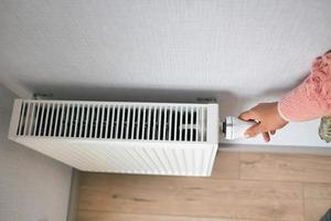 riscaldamento termosifone sotto finestra nel il camera foto