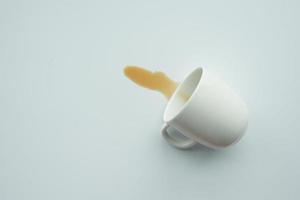 tazza di caffè rovesciato su bianca foto