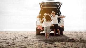 famiglia viaggio auto strada viaggio concetto. estate vacanza nel auto nel il tramonto, papà, mamma e figlia contento in viaggio godere e rilassamento insieme guida nel vacanze, persone, stile di vita con mezzi di trasporto foto