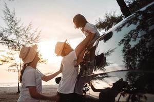 famiglia con auto viaggio guida strada viaggio estate vacanza nel auto nel il tramonto, papà, mamma e figlia contento in viaggio godere vacanze e rilassamento insieme ottenere il atmosfera e partire per destinazione foto