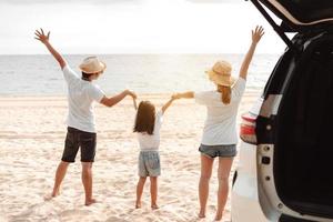 famiglia viaggio auto strada viaggio concetto. estate vacanza nel auto nel il tramonto, papà, mamma e figlia contento in viaggio godere e rilassamento insieme guida nel vacanze, persone, stile di vita con mezzi di trasporto foto