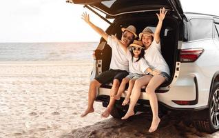 famiglia con auto viaggio guida strada viaggio estate vacanza nel auto nel il tramonto, papà, mamma e figlia contento in viaggio godere vacanze e rilassamento insieme ottenere il atmosfera e partire per destinazione foto