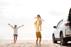 contento famiglia con auto viaggio strada viaggio. estate vacanza nel auto nel il tramonto, papà, mamma e figlia contento in viaggio godere insieme guida nel vacanze, persone stile di vita cavalcata di automobile. foto