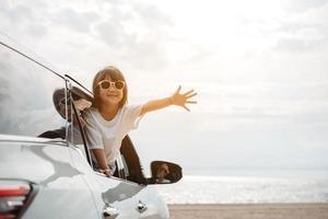 hatchback auto viaggio guida strada viaggio di famiglia estate vacanza nel auto a tramonto, ragazze contento in viaggio godere vacanze e rilassamento insieme ottenere il atmosfera e partire per destinazione foto