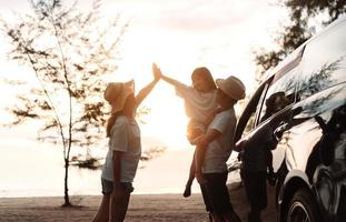 famiglia con auto viaggio guida strada viaggio estate vacanza nel auto nel il tramonto, papà, mamma e figlia contento in viaggio godere vacanze e rilassamento insieme ottenere il atmosfera e partire per destinazione foto