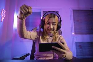 asiatico donna gamer giocare computer video gioco concetto. foto