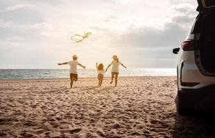 contento famiglia con auto viaggio strada viaggio. estate vacanza nel auto nel il tramonto, papà, mamma e figlia contento in viaggio godere insieme guida nel vacanze, persone stile di vita cavalcata di automobile. foto