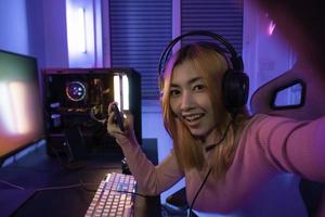 asiatico donna gamer giocare computer video gioco concetto. foto