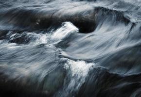 acqua di fiume sfocata foto