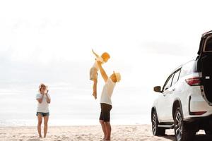 famiglia viaggio auto strada viaggio concetto. estate vacanza nel auto nel il tramonto, papà, mamma e figlia contento in viaggio godere e rilassamento insieme guida nel vacanze, persone, stile di vita con mezzi di trasporto foto